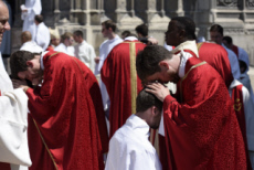 Ordinations sacerdotales en la cath. Notre Dame à Paris, France.