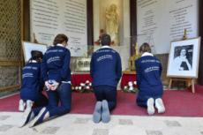 Volontaires MEP se recueillant sur les reliques de Sainte Thérèse  et de St Théophane