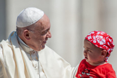 Le pape François et un enfant.