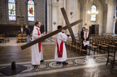 Prêtre sortant la croix de l'église Saint-Ambroise, lors du Vendredi Saint. Paris.