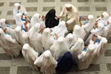 Le pape François et un groupe de religieuses lors de l'audience hebdomadaire.