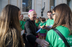 Mgr Italo Benvenuto CASTELLANI, arch. de Lucques et des jeunes de son diocèse.