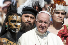 Le pape François entouré de danseurs.