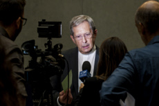 Mgr. Bruno Marie Duffé face aux medias.