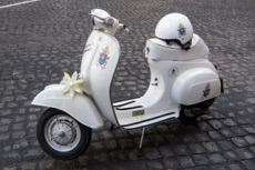 Vespa offert en cadeau au pape François