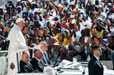 Le pape François est accueilli par des fidèles venus de Guinée.