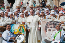 Le pape François entouré d'un groupe de fidèles venus du Mexique.