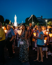 Veillée de prière avec lampions à Lourdes.