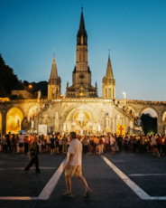 Veillée de prière avec lampions à Lourdes.