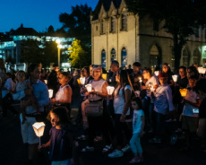 Veillée de prière avec lampions à Lourdes.