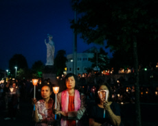 Veillée de prière avec lampions à Lourdes.