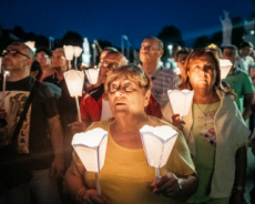 Veillée de prière avec lampions à Lourdes.