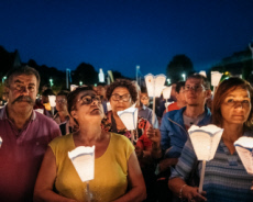 Veillée de prière avec lampions à Lourdes.