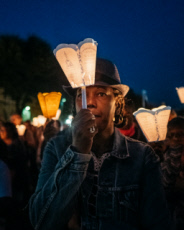 Veillée de prière avec lampions à Lourdes.