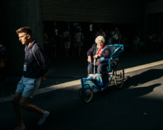 Jeunes brancardiers et malades à Lourdes.