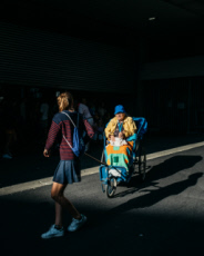 Jeunes brancardiers et malades à Lourdes.