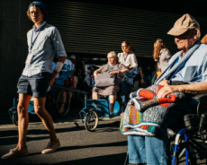Jeunes brancardiers et malades à Lourdes.