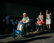 Jeunes brancardiers et malades à Lourdes.