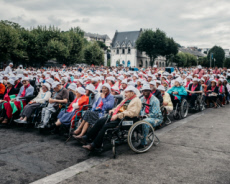 Assemblée durant la messe célébrée lors du Pèlerinage National de l'Assomption à Lourdes