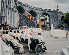 Messe devant la basilique Notre-Dame du Rosaire à Lourdes.