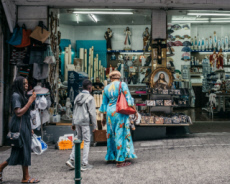 Boutique de souvenirs à Lourdes.