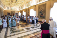 Le Pape François rencontre des veuves consacrées au Vatican.