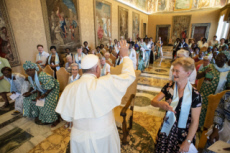 Le Pape François rencontre des veuves consacrées au Vatican.