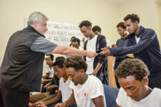 Le Card. Konrad KRAJEWSKI va saluer des migrants.