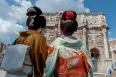 Trois geishas venues du Japon visitent Rome.