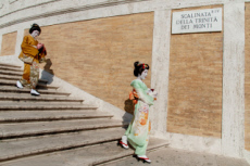 Trois geishas venues du Japon visitent Rome.