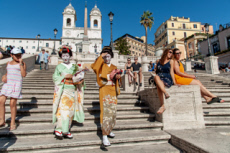 Trois geishas venues du Japon visitent Rome.