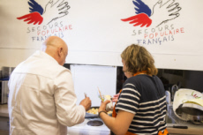 Le chef Thierry MARX anime un atelier cuisine au Secours populaire français.