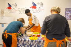 Le chef Thierry MARX anime un atelier cuisine au Secours populaire français.