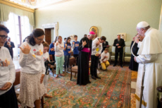 Le pape François reçoit au Vatican des jeunes du diocèse Grenoble-Vienne.