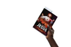 Main de fidèle tenant un livre de chants à la gloire de Jesus