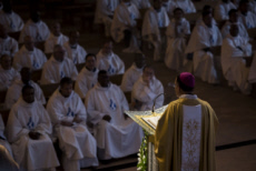 Evêque célébrant une messe pour des prêtres