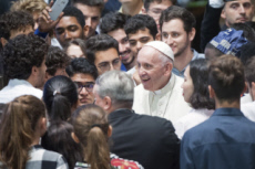 Synode des évêques. Le pape François entouré de jeunes.