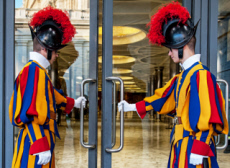 Des Gardes suisses ferment les portes du bâtiment où se trouve la salle du Synode.