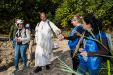 Le Synode des évêques se conclut par un pèlerinage auquel participent des jeunes.