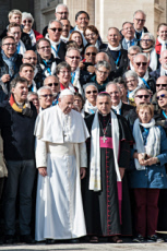 Le pape François pose aux côtés de Mgr. Dominique LEBRUN et de fidèles français.