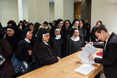 Religieuses venant participer au colloque international sur la vie contemplative à Rome, Italie.