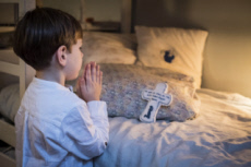 Enfant faisant sa prière.