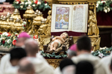 Enfant Jésus et livre saint.