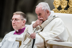 Le pape François réfléchissant, lors de la messe de l’Epiphanie.