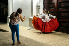 Jeunes filles posant dans leurs habits traditionnels.