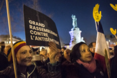 Rassemblement contre l'antisémitisme, place de la République à Paris.