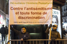 Rassemblement contre l'antisémitisme, place de la République à Paris.