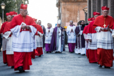 Procession pénitentielle dans une rue de Rome.
