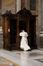 Le pape François se confesse lors d'une célébration pénitentielle.