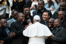 Le pape François salue un groupe de prêtres lors de l'audience générale.